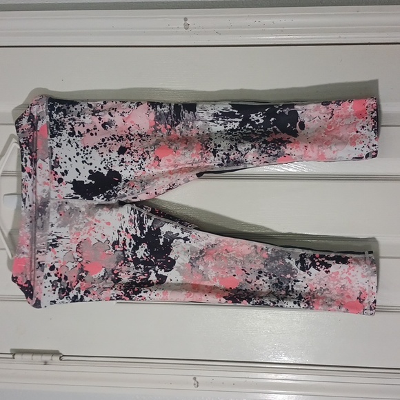 Fabletics Pants - Fabletic Gisela Capri Leggings With See-Through Fabric In Lower Back